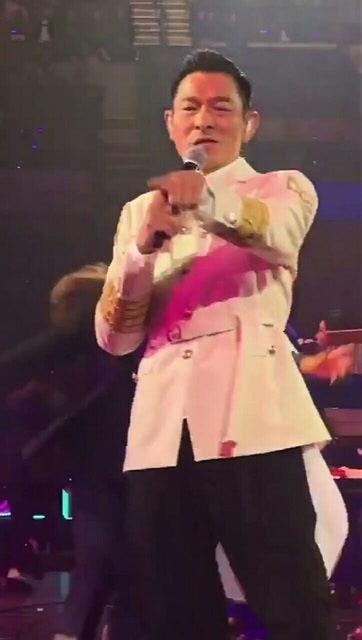 刘德华演唱会唱明星,星光熠熠，歌坛巨星闪耀舞台