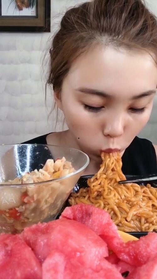 吃瓜买火鸡面,口味与激情的碰撞